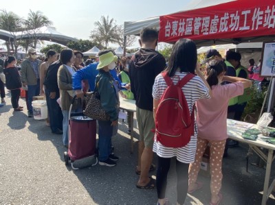 大部分的民眾都自備容器或環保袋來領苗。