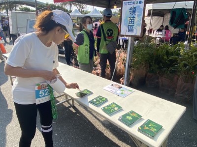 臺東林管處精心製作五感苗木圖卡，讓領苗的民眾也可以認識領取的臺灣原生種苗木。