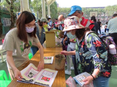 大溪區公所贈苗活動同仁協助解說