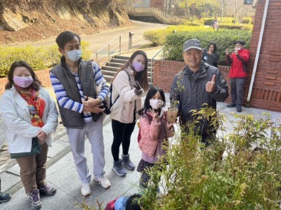 前100名入園民眾於觀霧國家森林遊樂區領取原生樹苗