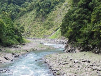 南勢溪水蜿蜒穿越內洞國家森林遊樂區