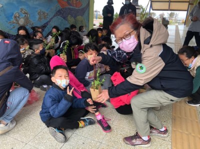 新竹處響應植樹節贈苗給小朋友(新竹林管處提供)