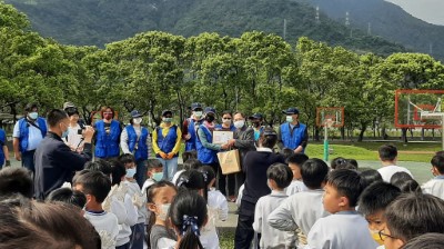 蘇秋碧主任(中)致贈感謝狀