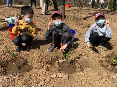小朋友開心植樹