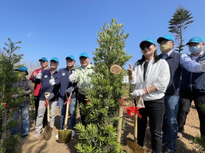 屏東林區管理處處長楊瑞芬(右二)與縣長陳光復等貴賓共同植樹