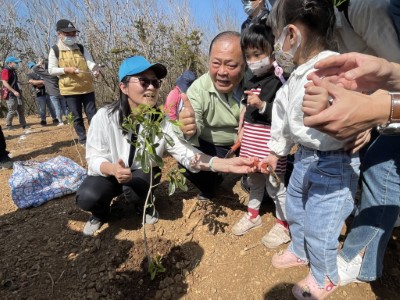 屏東林區管理處處長楊瑞芬(左)、縣長陳光復與小朋友共同植樹2