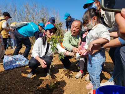 屏東林區管理處處長楊瑞芬(左)、縣長陳光復與小朋友共同植樹