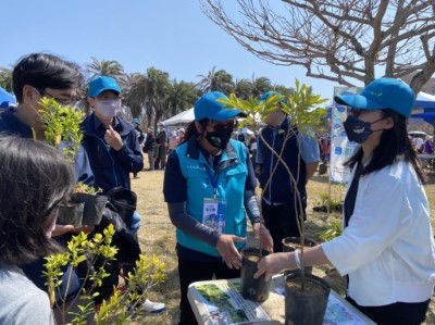 屏東林管處處長楊瑞芬向民眾解說贈苗樹種