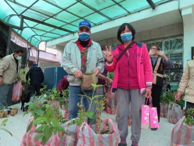 奎輝里贈苗活動現場民眾參與熱烈(新竹林區管理處提供)