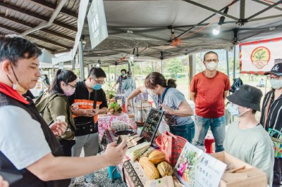 「螢光點點市集」，吸引大小朋友一起手作，共享快樂時光，加里洞社區展售地方產品黑豆及可可茶。