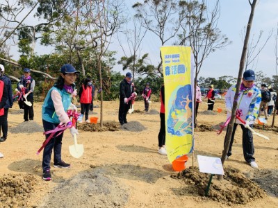 新竹縣長楊文科與新竹林管處處長夏榮生等貴賓共同種下楝樹2