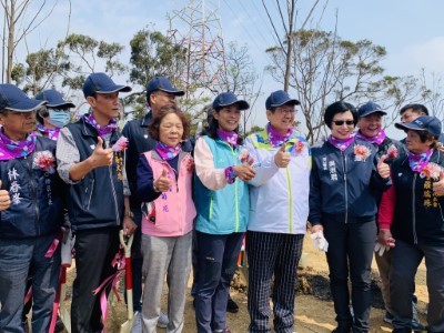 新竹縣長楊文科與新竹林管處處長夏榮生等貴賓共同種下楝樹