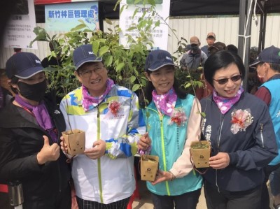 新竹縣長楊文科與新竹林管處處長夏榮生等貴賓共同贈出第一株樹苗