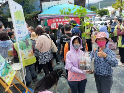 民眾開心領苗