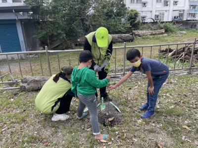小朋友領完苗木後開心種植