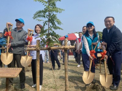 (由左)南服陳文亮副執行長、周春米縣長、屏東林管處楊瑞芬處長、南服許乃文副執行長共同植樹
