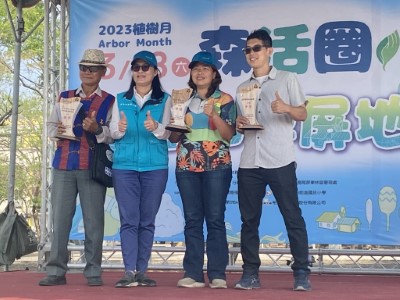 (由左)高士社區陳貴龍理事長、屏東林管處楊瑞芬處長、馬頭山協會黃惠敏會長、臺灣藝術生活協會劉恆心理事合照