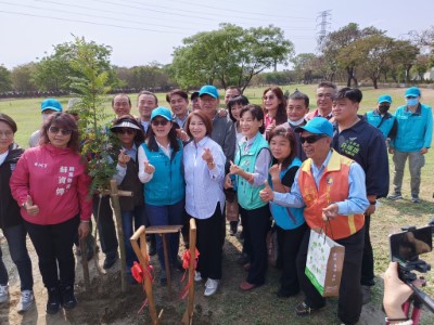 屏東林管處處長楊瑞芬、周春米縣長與民眾共同植樹