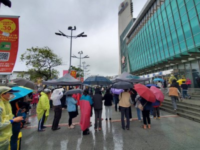 即使天公不做美，下起小雨，民眾仍熱烈參與捐發票兌領苗木活動。