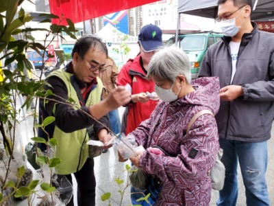 民眾開心領苗