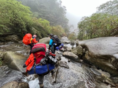 葉建緯執行深山特遣任務時需溯溪