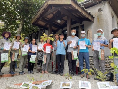 屏東林管處楊瑞芬處長(中)頒發志工證書