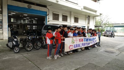 花蓮林區管理處將11部森林護管員使用的退役打檔機車及3輛汽車，捐贈給花蓮高工汽車科教學使用。