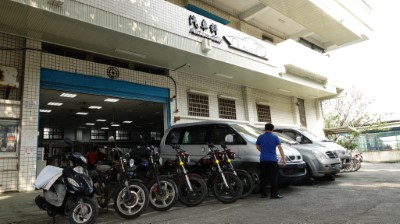 花蓮林區管理處將11部森林護管員使用的退役打檔機車及3輛汽車，捐贈給花蓮高工汽車科教學使用。