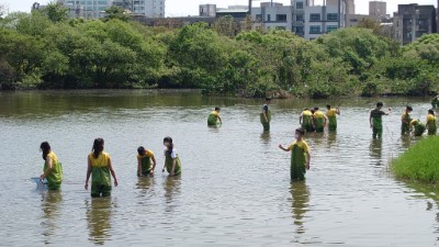 生態調查課程「水池偵探」帶學生下水調查打撈螺貝類、體驗池畔釣魚.