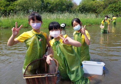 生態調查課程「水池偵探」帶學生下水調查打撈螺貝類、體驗池畔釣魚2。