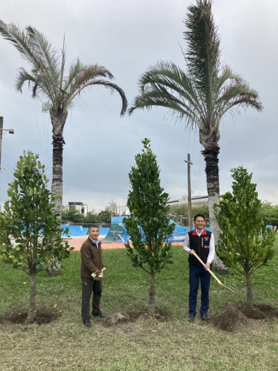 將福木移植至北濱公園，為臺灣狐蝠保存重要的食源植物。左為花蓮林區管理處長黃群策，右為花蓮縣政府建設處長鄧子榆。