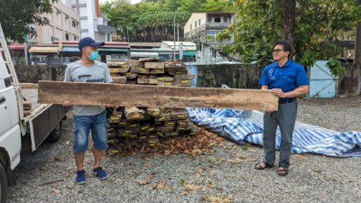 屏東林管處旗山工作站主任林弘基(右)親自移交木料予萬安國小何富強木雕老師提供學校運用.3