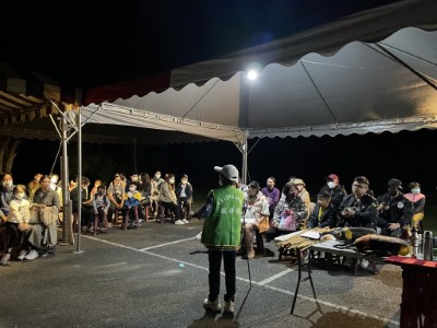 大農大富賞螢趣活動出發前定點解說，帶導團體以20人為一隊。