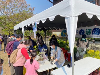 嘉義林管處3月植樹月一連舉辦11場次公益贈苗活動，吸引近4300人次參與