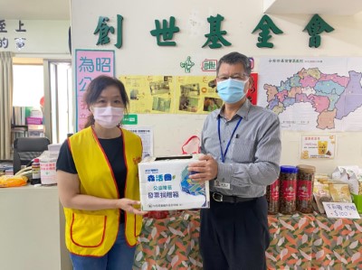 嘉義林管處政風室主任蔡毓哲代表將植樹月募集發票捐贈給創世基金會嘉義分院