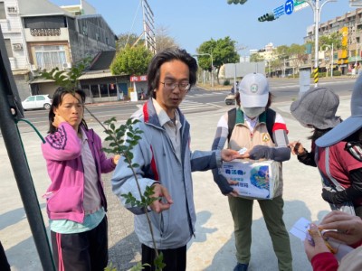 領取苗木同時邀請民眾捐發票幫助轄內社福機構