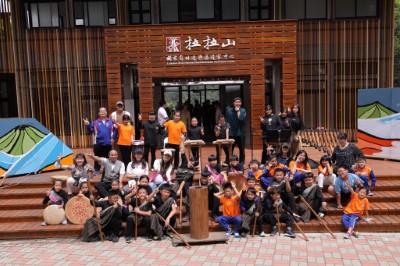 拉拉山國家森林遊樂區開園活動，開場由巴崚國小帶來泰雅母語歌舞劇，現場氣氛熱鬧