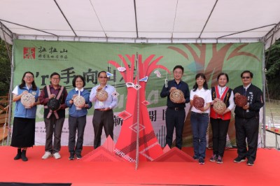 林務局林華慶局長18日帶領新竹林區管理處夏榮生處長、桃園市政府原住民族行政局、桃園市復興區游正英區長及眾多在地代表宣告：拉拉山國家森林遊樂區自即日起正式開園