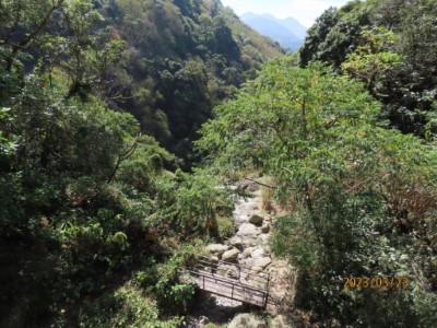 獨立山吊橋封閉整修期間，林管處於吊橋下方闢臨時便道供遊客替代通行
