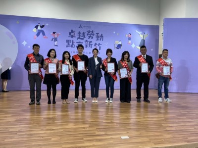 李聲銘榮獲112年五一勞動節新竹市模範勞工，由新竹市市長高宏安頒獎