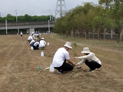 高鐵人認真植樹2