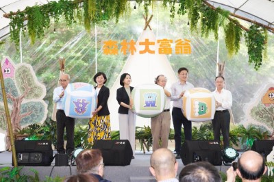 來賓擲下骰子開啟112年森林市集-森林大富翁活動