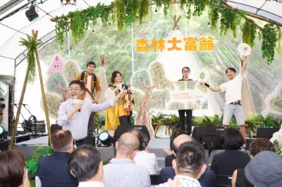 林務局局長配合活動宣傳國產木材標章
