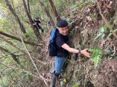 學習司法官攀越艱難山徑前往盜伐點