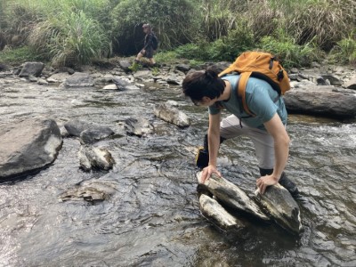 學習司法官於桶後越嶺步道涉水而過