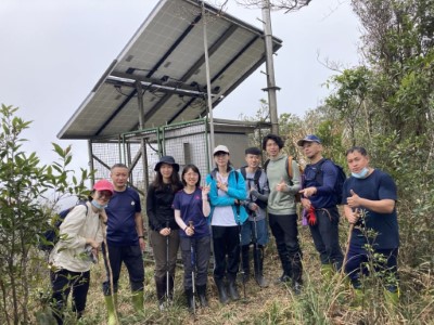 學習司法官與烏來工作站林務人員於逐鹿山無線電中繼站合影留念