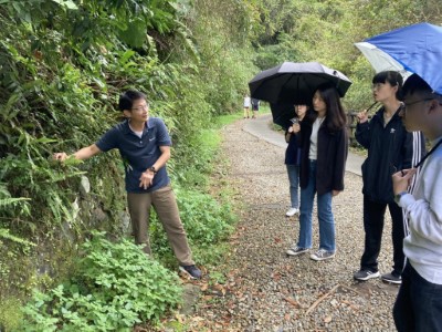 烏來工作站劉景國主任為學習司法官進行植物辨識課程