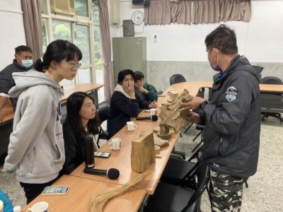 與學習司法官說明貴重木材辨識要領