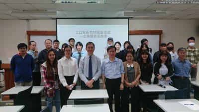 新竹林管處劉忠憲副處長率同仁及承攬廠商人員共同參與企業誠信座談會，與講座(新竹市政府政風處李志強副處長)合影留念(新竹林管處提供)