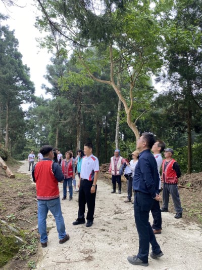 由賽夏合作社理事長根誌優分享在自己家鄉土地親手栽種造林木的心路感想